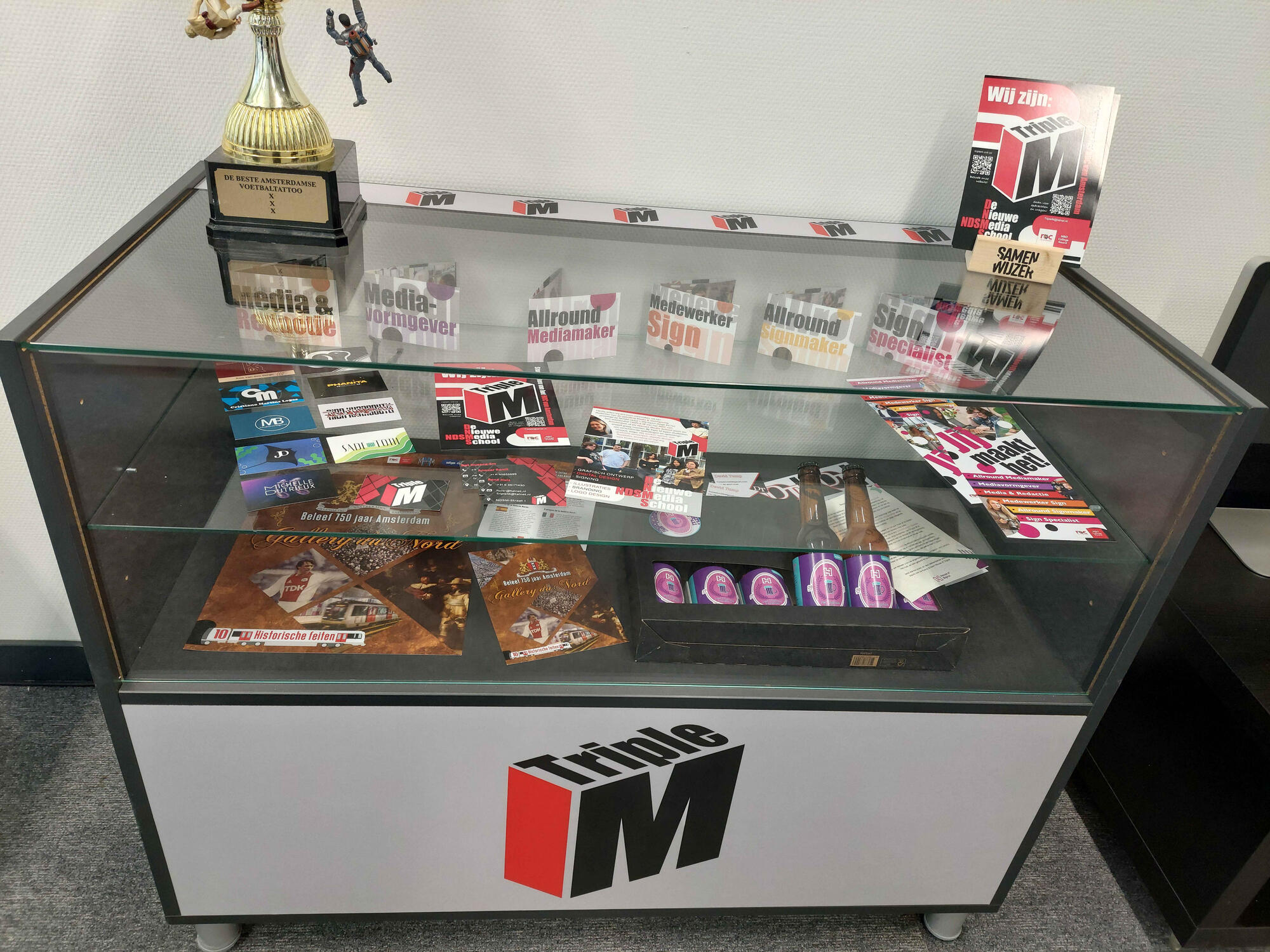 Vitrinekast met al het Triple M werk
